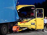 В Германии автобус с туристами врезался в грузовик: 40 пострадавших