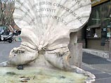 Неизвестный вандал осквернил знаменитый Фонтан пчел в центре Рима, отбив голову у одного из трех насекомых