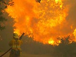 Пожарные признают, что в настоящее время они неспособны хоть сколько-нибудь контролировать распространение огня самое главное - обезопасить людей