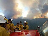 Мощный лесной пожар в пригородах Лос-Анджелеса: огонь движется к городу