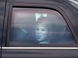 Из окна лимузина, увозившего ее из аэропорта, Дженна показала язык журналистам