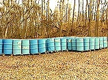 Как они там появились, уже никто не помнит. Но гораздо печальнее то, что бочки с ядовитыми веществами, похоже, никто не собирается забирать Как они там появились, уже никто не помнит. Но гораздо печальнее то, что бочки с ядовитыми веществами, похоже, никто не собирается забирать