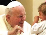 Папа Римский Иоанн Павел II прервал накануне своей летний отдых на Вилле Барберини в Кастельгандольфо под Римом  и посетил Ватикан, чтобы встретиться с паломниками