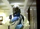 Сначала пакет с порошком исследовали прямо на месте одетые в костюмы биологической защиты специалисты, а затем его отвезли в лабораторию ФБР
