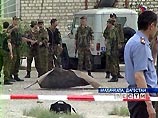 Напомним, первый взрыв раздался в 7:45 утра у ворот базы ОМОНа. Там сработало взрывное устройство неустановленного образца. Взрыв произошел, когда автобус с сотрудниками базы ОМОНа заезжал на территорию расположения части Напомним, первый взрыв раздался в 7:45 утра у ворот базы ОМОНа. Там сработало взрывное устройство неустановленного образца. Взрыв произошел, когда автобус с сотрудниками базы ОМОНа заезжал на территорию расположения части
