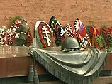 На каменном парапете возле могилы Неизвестного солдата в Александровском саду в Москве слово "Волгоград" будет заменено на "Сталинград"