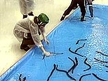 На большом катке установили бассейн, и выпустили туда несколько сотен угрей На большом катке установили бассейн, и выпустили туда несколько сотен угрей