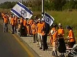 В секторе Газа в воскресенье прошла многотысячная акция протеста израильтян против планов премьер-министра Израиля Ариэля Шарона по выводу еврейских поселений из сектора Газа