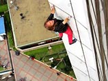 Не прибегая к страховке или какому бы то ни было специальному снаряжению, 42-летний рекордсмен взобрался на крышу 25-этажного здания провайдера сотовой связи и интернет компании "Индосат"