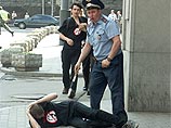 "Яблочники" забросали здание ФСБ шариками с краской: 2 - в больнице после допроса, задержаны 10 журналистов (ФОТО) "Яблочники" забросали здание ФСБ шариками с краской: 2 - в больнице после допроса, задержаны 10 журналистов (ФОТО)