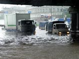 Наводнение в Екатеринбурге: проезжая часть города затоплена (ФОТО)