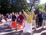 На протяжении почти трех часов кришнаиты, облаченные в культовые одежды, совершали уличное шествие с воспеванием имен Бога под аккомпанемент индийских музыкальных инструментов
