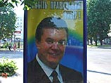 Снятие плакатов связано с досадным недоразумением, произошедшим не то по вине сотрудников штаба кандидата Януковича, не то по недосмотру сотрудников типографии