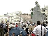 Повышенные меры безопасности предприняты в связи с тем, что неподалеку, на Театральной площади, проходит митинг КПРФ, передает РИА "Новости". Коммунисты протестуют против принятия законопроекта о льготных выплатах