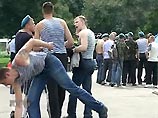 Милиция никаких мер не приняла. Десантники, из числа находившихся в парке, успокоили коллег и развели дерущихся в разные стороны Милиция никаких мер не приняла. Десантники, из числа находившихся в парке, успокоили коллег и развели дерущихся в разные стороны