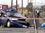 Около переезда уже находились чрезвычайные службы, занимавшиеся случившимся ранее столкновением автомобилей, когда прибывший в Мельбурн поезд из города Кинетон подмял под себя еще один автомобиль и протащил его по путям примерно 500 метров