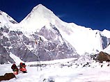 В северо-восточной части Киргизии с пика Хан-Тенгри сегодня сошел ледник, накрывший группу российских альпинистов
