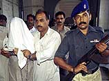 Кари Саифулла Ахтар, один из руководителей террористической сети "Аль-Каида" в Пакистане, один из сподвижников Усамы бен Ладена, считающийся причастным к двум покушениям на президента Пакистана Первеза Мушаррафа, схвачен в Дубаи и выдан накануне Исламабад