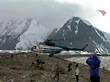 Спасатели МЧС России из-за плохих метеоусловий временно прекратили поиски погибших и пропавших без вести альпинистов на пике Хан-Тенгри в Киргизии
