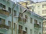 Долгожданное потепление в Омске принесло новые проблемы работникам коммунальных служб. За несколько теплых дней на карнизах домов выросли многокилограммовые сосульки Долгожданное потепление в Омске принесло новые проблемы работникам коммунальных служб. За несколько теплых дней на карнизах домов выросли многокилограммовые сосульки
