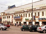 Из здания торгового центра проводится эвакуация посетителей и персонала, от здания центра также эвакуируются припаркованные рядом автомобили Из здания торгового центра проводится эвакуация посетителей и персонала, от здания центра также эвакуируются припаркованные рядом автомобили