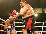 Экс-чемпион мира по кикбоксингу побил легендарного сумотори Экс-чемпион мира по кикбоксингу побил легендарного сумотори