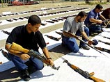 Американские дипломаты перед поездкой в Ирак учатся стрелять из автомата Калашникова