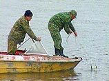 Установлено, что подозреваемый и двое потерпевших на реке Тауй в течение месяца занимались браконьерской добычей тихоокеанского лосося