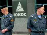 Нефтяной гигант ЮКОС, символ экономической трансформации России, похоже, обанкротится и падет под натиском объединенных сил налоговых органов, судов и Кремля