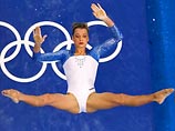 Светлана Хоркина. Это российская гимнастка и дива высшей категории. При росте 165 см, она великанша среди крошек-фей. У нее нет преимуществ маленьких девушек, которые крутят сальто, практически не отрываясь от земли