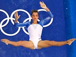 Светлана Хоркина. Это российская гимнастка и дива высшей категории. При росте 165 см, она великанша среди крошек-фей. У нее нет преимуществ маленьких девушек, которые крутят сальто, практически не отрываясь от земли Светлана Хоркина. Это российская гимнастка и дива высшей категории. При росте 165 см, она великанша среди крошек-фей. У нее нет преимуществ маленьких девушек, которые крутят сальто, практически не отрываясь от земли