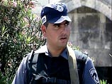 Переодетому в штатское израильскому полицейскому удалось пронести в здание гостиниц, минуя охранников, сумки с двумя макетами взрывных устройств