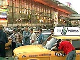 По сведениям радиостанции, сотрудники ДПС, дежурившие перед зданием вокзала, попытались прогнать со стоянки одного из водителей крупнейшей столичной таксомоторной компании. В этом им активно помогали таксисты-частники