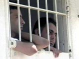 Таким образом они высказывают свою поддержку палестинским заключенным, заточенным в израильских тюрьмах по обвинению в нанесении ущерба безопасности государства., которые в воскресенье в знак протеста объявили голодовку
