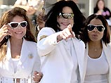 Король поп-музыки был одет во все белое и только на рукаве выделялась повязка золотистого цвета. В белое были одеты и остальные члены семьи
