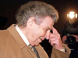 Микис Теодоракис снова госпитализирован - во второй раз за две недели Микис Теодоракис снова госпитализирован - во второй раз за две недели