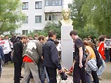 Инициатива создания этого памятника принадлежит общественной организации "Родина против Михайлова". Известно, что средства на создание бюста были собраны жителями Пскова