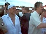Слухи об этом появились после того, как премьер Италии шокировал общественность, появившись на встрече с Тони Блэром в Сардинии в бандане