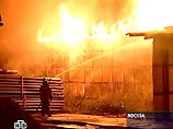В ночь на субботу на Дмитровском шоссе в Москве произошел крупный пожар. Загорелся крупный склад бытовой химии. По данным телекомпании НТВ, внутри складских помещений начали взрываться емкости с красками и лаком. Обрушилась кровля
