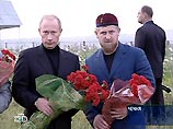 Президент России Владимир Путин утром в воскресенье прибыл в село Центорой в Чеченской республике, где возложил цветы к могиле погибшего президента Чечни Ахмада Кадырова