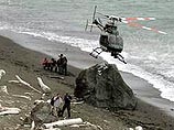 На помощь подростку был послан вертолет местных спасателей. В ходе вылета один из пилотов заметил на пляже неподалеку два трупа