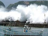 Мощный ураган, скорость ветра в центре которого превышает 144 км в час, нанес сегодня удар по островам южных префектур Окинава и Кагосима