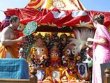 В Туле прошел праздник индийской культуры. Пуджа - поднесение Господу светильника, благовоний, воды, цветов и других атрибутов, символизирующих различные элементы материального мира