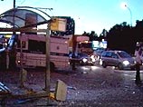 Правоохранительные органы Москвы рассматривают различные версии взрыва возле остановки общественного транспорта на Каширском шоссе на юге столицы, в том числе версию теракта