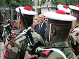 Главная церемония проходит на площади перед зданием парижской мэрии в ней участвует президент Франции Жак Ширак