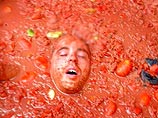В Испании на фестивале La Tomatina 30 тысяч человек перекидали друг в друга тонны помидоров (ФОТО) В Испании на фестивале La Tomatina 30 тысяч человек перекидали друг в друга тонны помидоров (ФОТО)