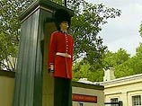 На работу в Букингемский дворец принят гвардеец, который из-за высокого роста не помещается в сторожевую будку