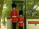 Букингемский дворец будет охранять гвардеец-гигант, который не помещается в сторожевую будку