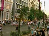 Накануне в Афинах прошла массовая манифестация антиглобалистов, протестовавших против визита Пауэлла. На улицы улицу вышли около двух тысяч демострантов. Для разгона протестующих полиция применила слезоточивые газы