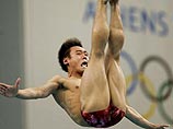 Китайский прыгун в воду Ху Чжиа выиграл золото в прыжках с 10-метровой платформы на Олимпиаде в Афинах